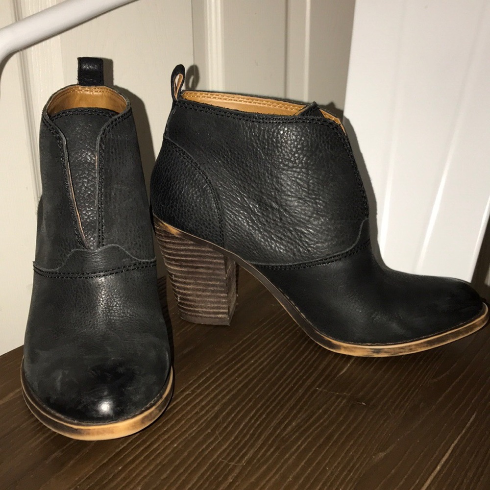 Lucky Brand “Ehllen” Leather Ankle Boots